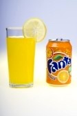 9158054-fanta-orange-trinken-studio-shot-auf-tischplatte.jpg