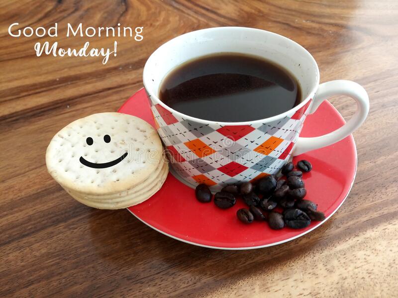 morgenkaffee-becher-bohnen-des-schwarzen-kaffee-und-rohkaffees-mit-lächelndem-gesicht-cookies-...jpg