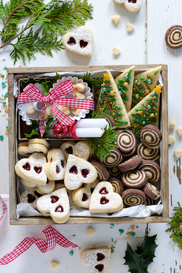 Weihnachtsbäckerei-Christmas-Cookies-Frischkäse-Plätzchen-Linzer-Plätzchen-Schwarz-weiß-Gebäck...jpg