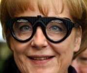 jung-merkel-brille_grc3bcne.jpg