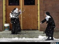nonnen-machen-eine-schneeballschlacht.jpg