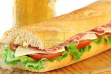 4808394-baguette-sandwich-mit-salat-tomaten-schinken-und-kase-mit-einem-glas-bier-in-den-hinterg.jpg
