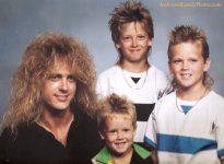 Horrible-hair-1980s-family-photo.jpg