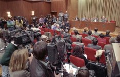 Bundesarchiv_Bild_183-1989-1109-030,_Berlin,_Schabowski_auf_Pressekonferenz.jpg