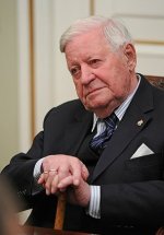 Helmut_Schmidt_Bundeskanzler_-_Moscow_11_dec_2013.jpg