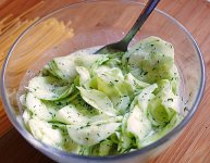 682399-960x720-gurkensalat-mit-saurer-sahne-und-dill.jpg