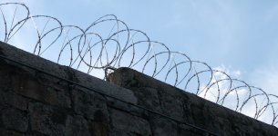 gefaengnismauern.jpg