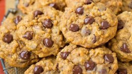 pumpkin_oat_chocolate_chip_cookies.-480x270.jpg