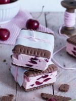Kirsch-Kakao Cookie Eis Sandwiches 6.jpg