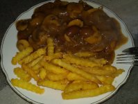 Jägerschnitzel mit Fritten.jpg