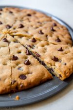giant-chocolate-chip-cookie-pizza-3.jpg