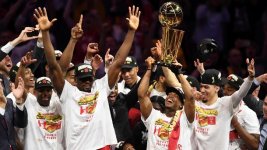 die-spieler-der-toronto-raptors-feiern-den-nba-titel-es-ist-die-erste-meisterschaft-eines-kanadi.jpg