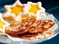 Knusprig dünne Lebkuchen-Blätter mit Mandeln.jpg