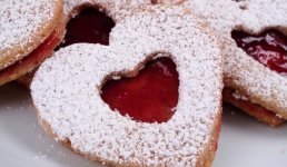 heart-shaped-cream-filled-cookies-for-valentine-mother-day-special-600x350.jpg