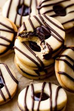 striped-fudge-cookie-sandwiches-von-sallys-kekssucht_5d3241558dc91.jpeg