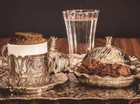 81360550-türkischer-kaffee-mit-wasser-und-kekse-in-einem-traditionellen-kupfer-servier-set.jpg