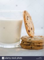 glas-milch-und-kekse-close-up-x1dn2y.jpg