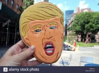 new-york-usa-11-juli-2018-das-gesicht-von-donald-trump-ist-auf-eine-grosse-cookie-mit-einer-dick.jpg