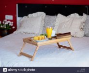 fruhstuck-im-bett-auf-einer-holzernen-tablett-mit-kaffee-saft-kekse-hotel-zimmer-service-konzept.jpg