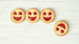 58022596-vier-runde-kekse-die-gesichter-lächeln-fällt-einer-von-ihnen-humorvolles-essen-symbol.jpg