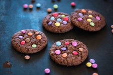 Mann-backt-Smarties-Cookies-4-von-7.jpg