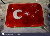 kuchen-mit-puderzucker-lackiert-turkische-flagge-das-essen-im-restaurant-im-hotel-pckd7y.jpg