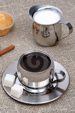 cup-schwarzer-kaffee-mit-muffin-milch-und-zimt-thumb4207763.jpg