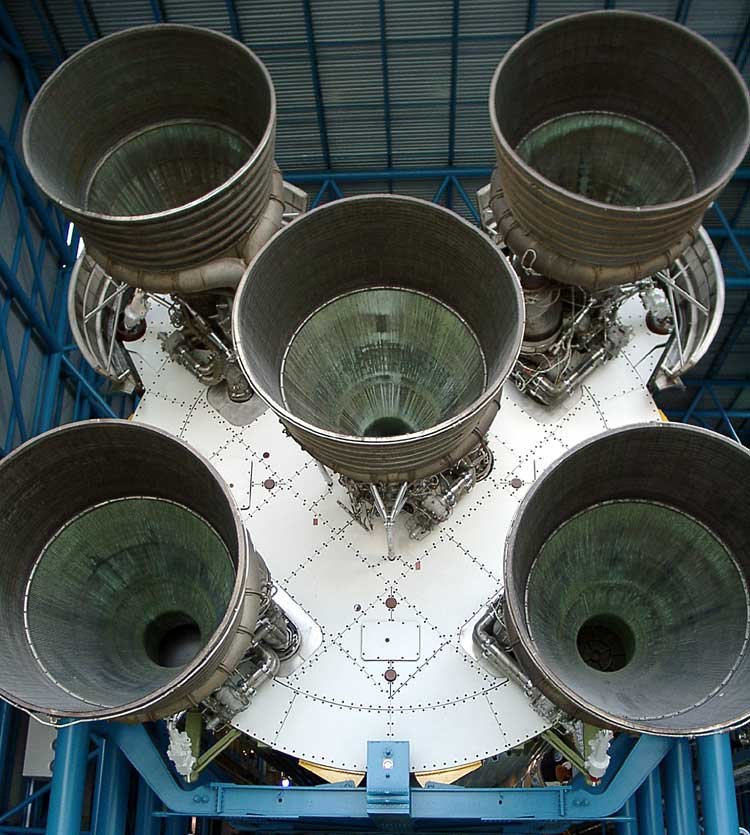 Saturn_V_-_Antriebsmotoren.jpg