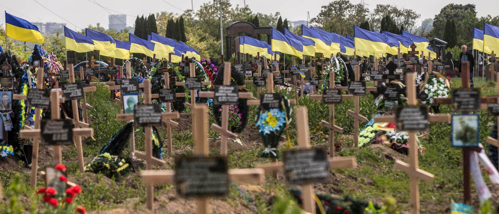 news-bilder-des-tages-view-of-crosses-in-the-sector-of-ukrainian-soldiers-killed-in-the-war-with-rus.jpg