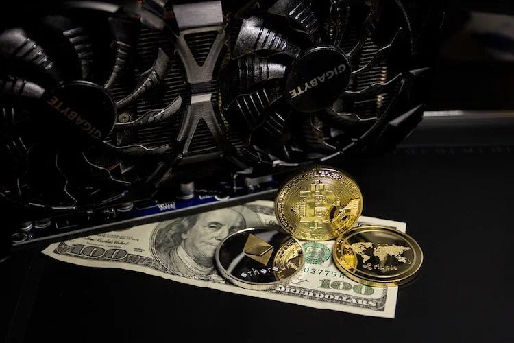 Gold-Cryptocurrency-Money-Finance-Bitcoin.jpg